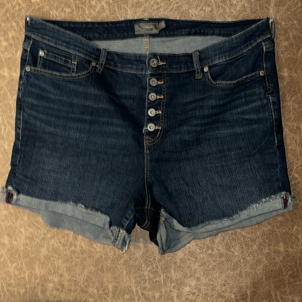 Torrid 5 button Jean shorts. Very good condition. Size 20